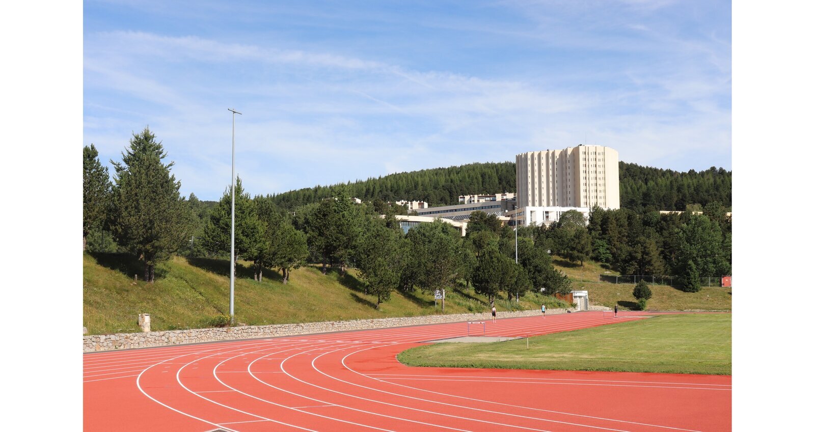 Piste d'athlétisme Colette Besson — CNEA Font-Romeu